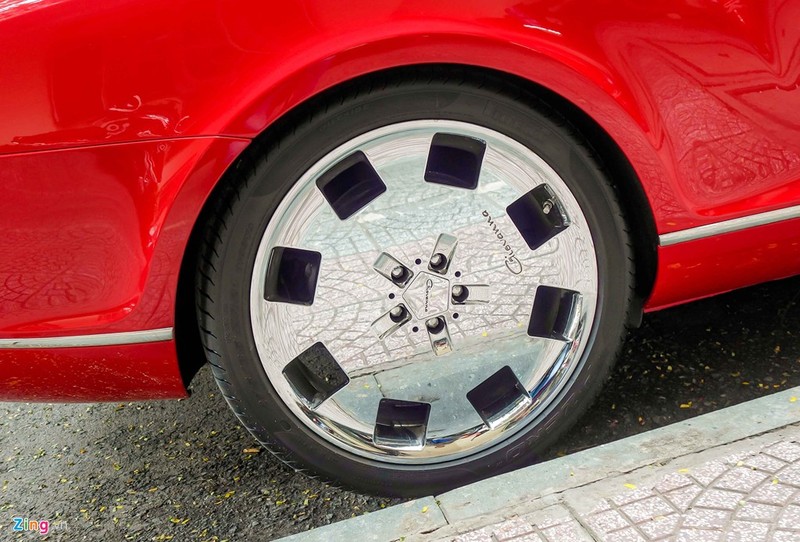 Bộ mâm đường kính lớn, mạ chrome của hãng độ Giovanna. Đây là hãng độ chuyên sản xuất những bộ mâm đắt tiền cho xe hơi.