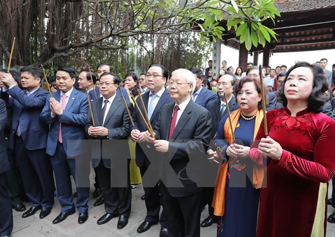 Tổng Bí thư đi xe buýt, bách bộ quanh hồ Gươm sáng mùng Một Tết ảnh 2 Tổng Bí thư đi xe buýt, bách bộ quanh hồ Gươm sáng mùng Một Tết ảnh 2