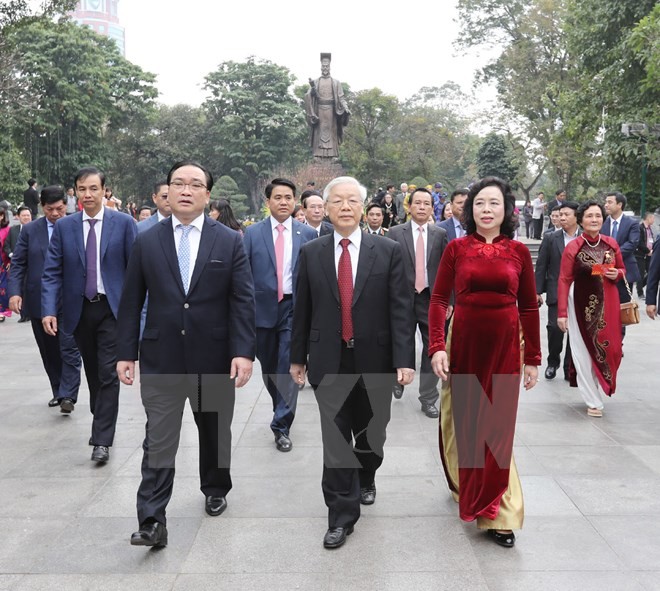 Tổng Bí thư đi xe buýt, bách bộ quanh hồ Gươm sáng mùng Một Tết ảnh 6 Tổng Bí thư đi xe buýt, bách bộ quanh hồ Gươm sáng mùng Một Tết ảnh 6