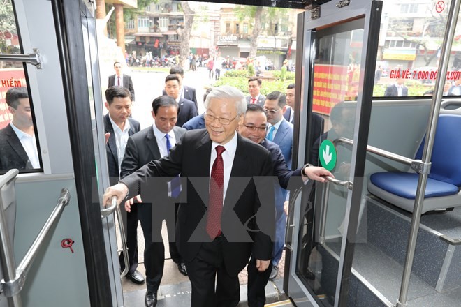 Tổng Bí thư đi xe buýt, bách bộ quanh hồ Gươm sáng mùng Một Tết ảnh 8 Tổng Bí thư đi xe buýt, bách bộ quanh hồ Gươm sáng mùng Một Tết ảnh 8