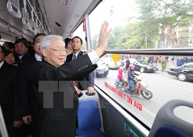 Tổng Bí thư đi xe buýt, bách bộ quanh hồ Gươm sáng mùng Một Tết ảnh 7 Tổng Bí thư đi xe buýt, bách bộ quanh hồ Gươm sáng mùng Một Tết ảnh 7