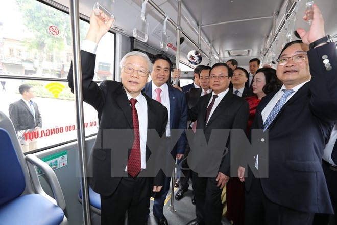 Tổng Bí thư đi xe buýt, bách bộ quanh hồ Gươm sáng mùng Một Tết ảnh 9 Tổng Bí thư đi xe buýt, bách bộ quanh hồ Gươm sáng mùng Một Tết ảnh 9