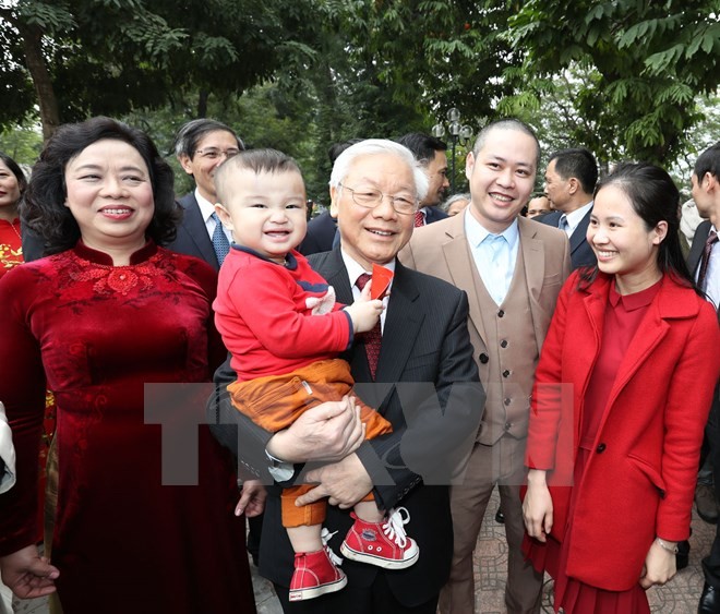 Tổng Bí thư đi xe buýt, bách bộ quanh hồ Gươm sáng mùng Một Tết ảnh 12 Tổng Bí thư đi xe buýt, bách bộ quanh hồ Gươm sáng mùng Một Tết ảnh 12