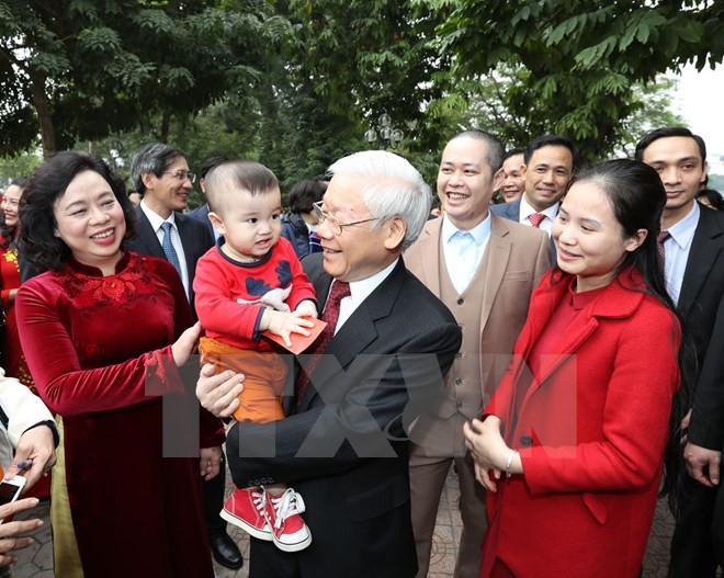 Tổng Bí thư đi xe buýt, bách bộ quanh hồ Gươm sáng mùng Một Tết ảnh 11 Tổng Bí thư đi xe buýt, bách bộ quanh hồ Gươm sáng mùng Một Tết ảnh 11