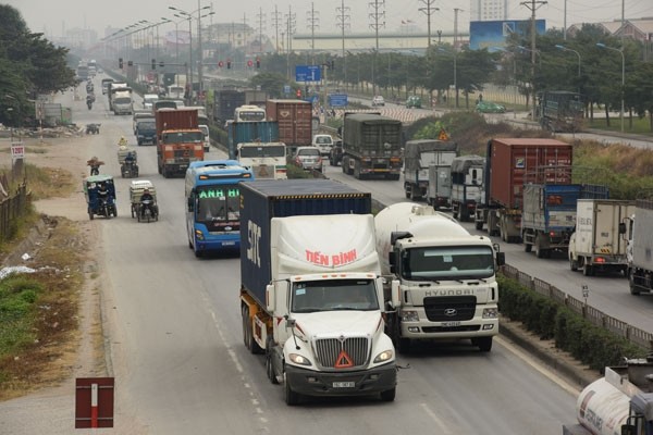 Vận tải bằng đường bộ vẫn chiếm tỷ trọng lớn nhất trong các loại hình vận tải (Trong ảnh: QL5 đoạn qua Hải Dương) - Ảnh: Khánh Linh Vận tải bằng đường bộ vẫn chiếm tỷ trọng lớn nhất trong các loại hình vận tải (Trong ảnh: QL5 đoạn qua Hải Dương) - Ảnh: Khánh Linh