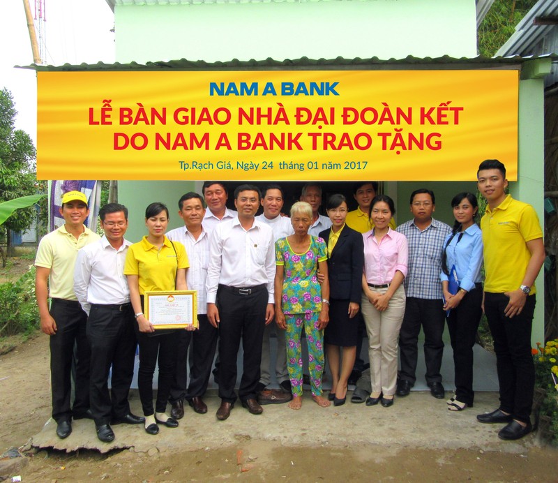 Ông Nguyễn Tấn Tài – Giám đốc Chi nhánh Nam A Bank Kiên Giang cùng đại diện UBMTTQ, UBND TP Rạch Giá trao nhà Đại đoàn kết cho gia đình bà Nguyễn Thị Hoa ở xã Phi Thông.