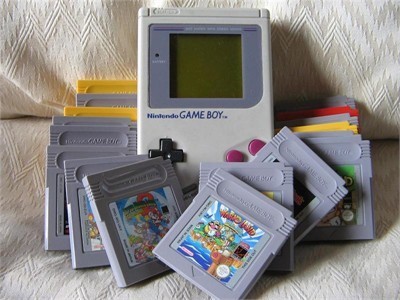 Game Boy: Thiết bị chơi game cầm tay của Nintendo nhanh chóng gặt hái thành công nhờ vào hiện tượng Tetris và Super Mario Land. Trong 2 thập niên sau đó, các phiên bản GameBoy khác lần lượt đến tay người chơi là GB Pocket, GB Color, GB Advance và GB Micro.Game Boy đã và vẫn sẽ là một ký ức không thể nào quên trong quãng đời của bất kỳ game thủ Việt nào có cơ hội được sở hữu và thưởng thức. Game Boy: Thiết bị chơi game cầm tay của Nintendo nhanh chóng gặt hái thành công nhờ vào hiện tượng Tetris và Super Mario Land. Trong 2 thập niên sau đó, các phiên bản GameBoy khác lần lượt đến tay người chơi là GB Pocket, GB Color, GB Advance và GB Micro.Game Boy đã và vẫn sẽ là một ký ức không thể nào quên trong quãng đời của bất kỳ game thủ Việt nào có cơ hội được sở hữu và thưởng thức.