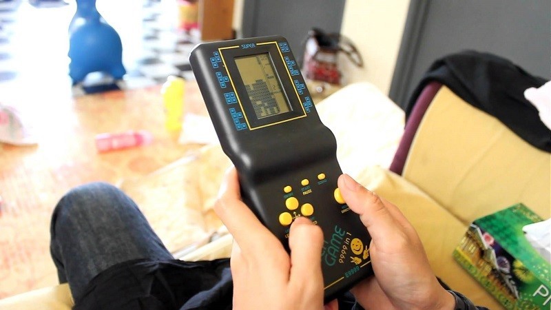 Máy xếp hình: Thiết bị chơi game nổi tiếng từ những năm 90 gồm nhiều trò chơi như xếp gạch, bắn xe tăng, đua xe, rắn săn mồi, bắn ong, vượt chướng ngại vật... Máy xếp hình mang đến thú vui giải trí giản đơn. Ngày nay, nhiều game trên mobile bắt nguồn từ các trò chơi trên hệ máy này. Máy xếp hình: Thiết bị chơi game nổi tiếng từ những năm 90 gồm nhiều trò chơi như xếp gạch, bắn xe tăng, đua xe, rắn săn mồi, bắn ong, vượt chướng ngại vật... Máy xếp hình mang đến thú vui giải trí giản đơn. Ngày nay, nhiều game trên mobile bắt nguồn từ các trò chơi trên hệ máy này.