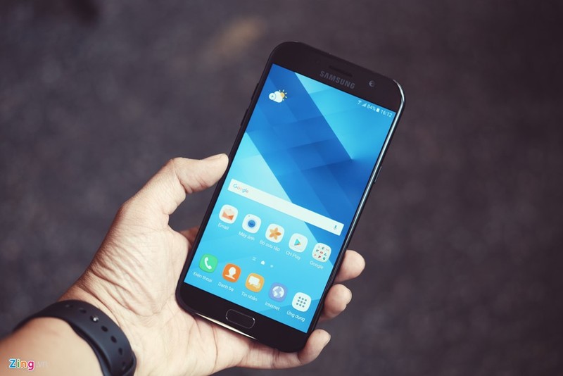 Galaxy A7 mang đến sự ngạc nhiên về thiết kế chỉn chu, ưa nhìn. Galaxy A7 mang đến sự ngạc nhiên về thiết kế chỉn chu, ưa nhìn.