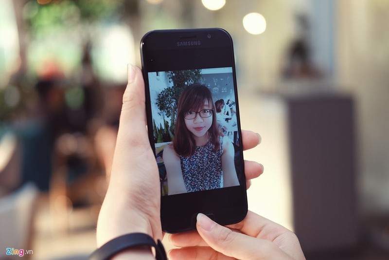 Selfie cho ảnh tốt, nhưng kích thước lớn của A7 là điều cần cân nhắc. Selfie cho ảnh tốt, nhưng kích thước lớn của A7 là điều cần cân nhắc.
