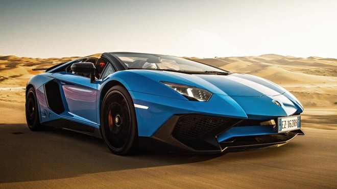 Lamborghini Aventador SV Roadster nhẹ, nhanh, mạnh và đắt hơn so với bản tiêu chuẩn. Công suất cực đại tăng lên 750 mã lực trong khi trọng lượng khô giảm 50 kg, xuống còn 1.575 kg. Xe tăng tốc 0-97 km/h dưới 3 giây trước khi đạt tốc độ tối đa khoảng 349km