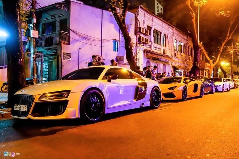 Dàn siêu xe xếp hàng dài trên phố gây chú ý. So với Gialai Team bên Mỹ, những người chơi tại Việt Nam có số lượng xe ít hơn và giá trị xuất xưởng thấp hơn. Tuy nhiên theo dân chơi xe, mỗi chiếc xe tại Việt Nam có giá trị gấp 3 lần xe tại Mỹ, thậm chí 4 lần nếu là xe mới. Dàn siêu xe xếp hàng dài trên phố gây chú ý. So với Gialai Team bên Mỹ, những người chơi tại Việt Nam có số lượng xe ít hơn và giá trị xuất xưởng thấp hơn. Tuy nhiên theo dân chơi xe, mỗi chiếc xe tại Việt Nam có giá trị gấp 3 lần xe tại Mỹ, thậm chí 4 lần nếu là xe mới.