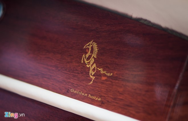 Logo ngựa tượng trưng cho tuổi, Mã đáo thành công và tên của ông Đoàn Hiếu Minh. Ảnh:Hồng Quân. Logo ngựa tượng trưng cho tuổi, Mã đáo thành công và tên của ông Đoàn Hiếu Minh. Ảnh:Hồng Quân.