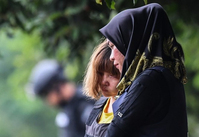 Đoàn Thị Hương mặc áo chống đạn rời tòa ảnh 3