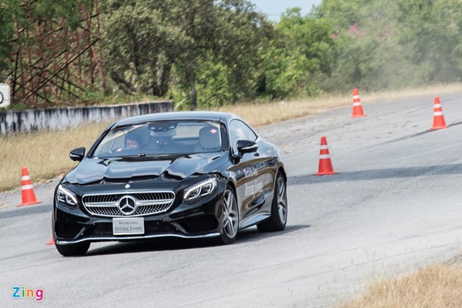 Mercedes S-Class Coupe trong bài tập chạy zig-zag.   