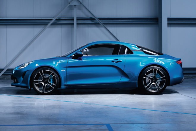 Mẫu xe Alpine A110 là sự cải tiến theo phòng cách hoài cổ của Renault. Trên Alpine A110, chúng ta thấy được nhiều điểm khá giống với mẫu concept Aplpine Vision từng được tung ra trên đường đua Monte Carlo, Pháp năm ngoái.