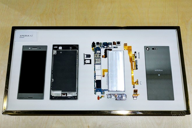 Bên trong chiếc Xperia XZ Premium. Ảnh:The Verge. Bên trong chiếc Xperia XZ Premium. Ảnh:The Verge.