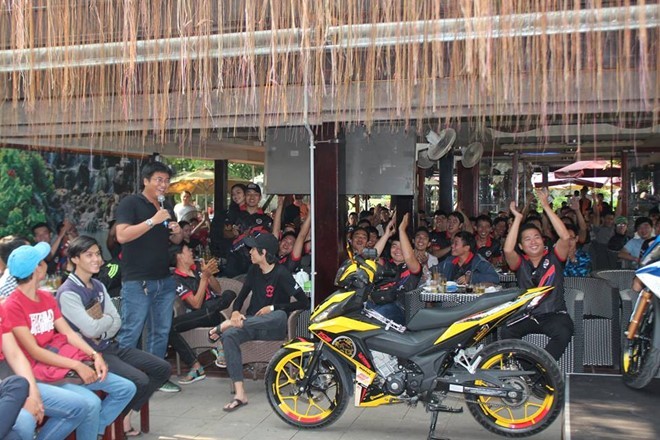 “Độ xe để có gấu và được chú ý” - lời chia sẻ của 1 biker nhận được rất nhiều sự đồng tình của các thành viên trong CLB. Sự kiện tổ chức nhiều trò chơi hấp dẫn với các phần quà ý nghĩa. Tính đến hiện tại, đã có gần 300 mẫu xe độ xuất hiện tại cuộc thi “Độ WINNER, So cá tính” để giành tấm vé đi Nhật Bản tham dự vòng đua MotoGP vào ngày 15/10. “Độ xe để có gấu và được chú ý” - lời chia sẻ của 1 biker nhận được rất nhiều sự đồng tình của các thành viên trong CLB. Sự kiện tổ chức nhiều trò chơi hấp dẫn với các phần quà ý nghĩa. Tính đến hiện tại, đã có gần 300 mẫu xe độ xuất hiện tại cuộc thi “Độ WINNER, So cá tính” để giành tấm vé đi Nhật Bản tham dự vòng đua MotoGP vào ngày 15/10.