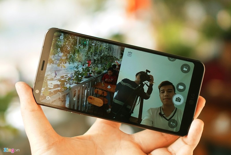 Nhờ màn hình tỷ lệ này, người dùng có thể làm được nhiều thao tác hơn với G6. Chẳng hạn khi chụp ảnh, nó cho phép người dùng chụp ảnh vuông trên một nửa màn hình, đồng thời so sánh trực tiếp với bức ảnh chụp trước đó trên nửa còn lại. Với các ứng dụng như mail hay lịch, nó cho phép hiển thị phần sidebar của ứng dụng, giúp tiết kiệm thao tác hơn nhiều. Đây là chi tiết nhỏ nhưng thú vị, cho thấy hãng sản xuất thực sự chú ý đến trải nghiệm người dùng. Nhờ màn hình tỷ lệ này, người dùng có thể làm được nhiều thao tác hơn với G6. Chẳng hạn khi chụp ảnh, nó cho phép người dùng chụp ảnh vuông trên một nửa màn hình, đồng thời so sánh trực tiếp với bức ảnh chụp trước đó trên nửa còn lại. Với các ứng dụng như mail hay lịch, nó cho phép hiển thị phần sidebar của ứng dụng, giúp tiết kiệm thao tác hơn nhiều. Đây là chi tiết nhỏ nhưng thú vị, cho thấy hãng sản xuất thực sự chú ý đến trải nghiệm người dùng.