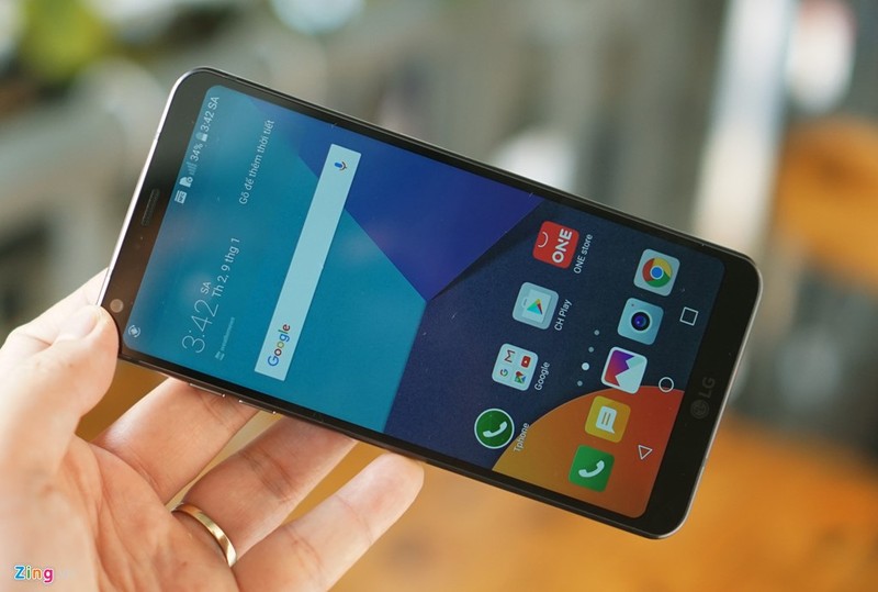 Bản thân LG cũng khẳng định cấu hình không phải ưu tiên hàng đầu của hãng. G6 được vinh danh là smartphone đầu tiên hỗ trợ tính năng HDR, giúp tăng độ sáng và tương phản. Quả thật, màn hình của G6 đẹp một cách xuất sắc. Khi sử dụng lâu, người dùng chắc chắn sẽ thấy ưu điểm vượt trội của công nghệ này. Bản thân LG cũng khẳng định cấu hình không phải ưu tiên hàng đầu của hãng. G6 được vinh danh là smartphone đầu tiên hỗ trợ tính năng HDR, giúp tăng độ sáng và tương phản. Quả thật, màn hình của G6 đẹp một cách xuất sắc. Khi sử dụng lâu, người dùng chắc chắn sẽ thấy ưu điểm vượt trội của công nghệ này.