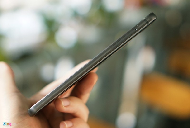 Khung máy làm từ kim loại, mặt lưng bằng kính. Phần khung này dày, tạo cảm giác cứng cáp cho sản phẩm. Phần tiếp giáp giữa viền màn hình và khung máy được vát tinh tế, xứng đáng với một sản phẩm di động cao cấp. Khung máy làm từ kim loại, mặt lưng bằng kính. Phần khung này dày, tạo cảm giác cứng cáp cho sản phẩm. Phần tiếp giáp giữa viền màn hình và khung máy được vát tinh tế, xứng đáng với một sản phẩm di động cao cấp.