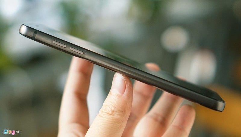 Mặc dù vậy, có cảm giác LG G6 hơi dày. Điều này phần nào làm giảm đi sự sexy của sản phẩm. Nhiều người tỏ ra tiếc nuối khi LG G6 không được trang bị con chip Snapdragon 835 mới nhất nhưng thực tế Snapdragon 821 đã đủ mạnh mẽ. LG hy sinh con chip mạnh mẽ nhất để đưa sản phẩm ra sớm, đón đầu Galaxy S8. Mặc dù vậy, có cảm giác LG G6 hơi dày. Điều này phần nào làm giảm đi sự sexy của sản phẩm. Nhiều người tỏ ra tiếc nuối khi LG G6 không được trang bị con chip Snapdragon 835 mới nhất nhưng thực tế Snapdragon 821 đã đủ mạnh mẽ. LG hy sinh con chip mạnh mẽ nhất để đưa sản phẩm ra sớm, đón đầu Galaxy S8.