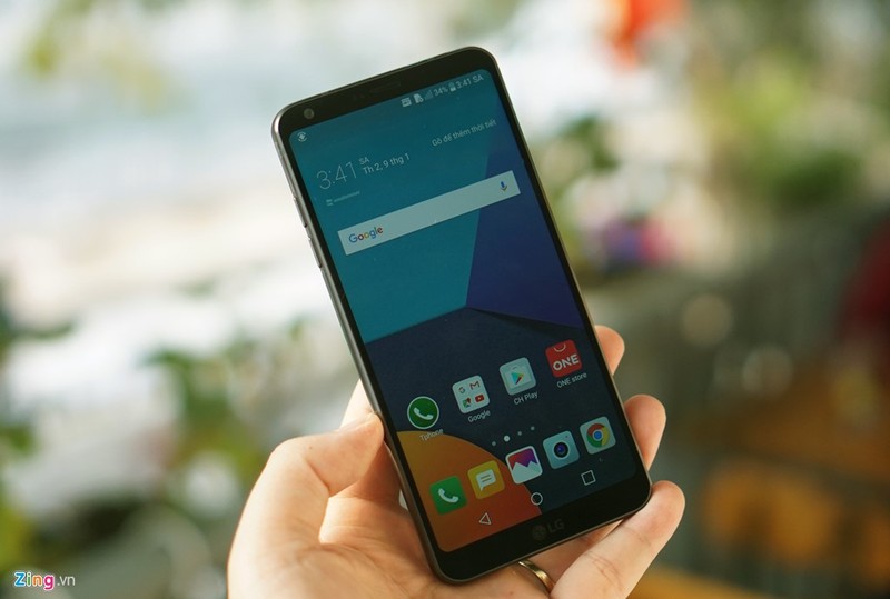 Ấn tượng mạnh nhất về LG G6 có lẽ là kích thước cực kỳ thon gọn so với màn hình 5,7 inch của nó. Lần đầu cầm sản phẩm, nhiều người sẽ nghĩ nó là một chiếc máy 5 inch. So với máy cùng kích cỡ màn hình, G6 khá nhẹ, cầm chắc tay và mượt mà. Ấn tượng mạnh nhất về LG G6 có lẽ là kích thước cực kỳ thon gọn so với màn hình 5,7 inch của nó. Lần đầu cầm sản phẩm, nhiều người sẽ nghĩ nó là một chiếc máy 5 inch. So với máy cùng kích cỡ màn hình, G6 khá nhẹ, cầm chắc tay và mượt mà.