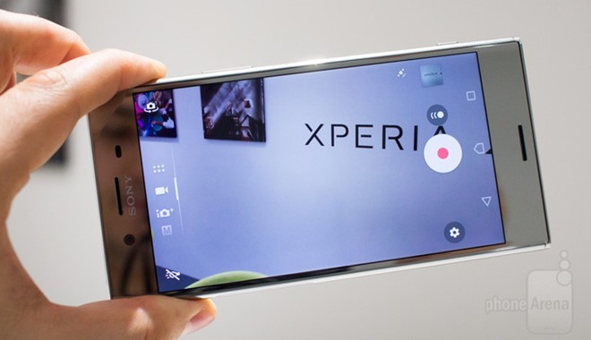 Nút nhỏ trên màn hình lớn kích hoạt Super Slow-motion trên máy ảnh Sony Motion Eye. Nút nhỏ trên màn hình lớn kích hoạt Super Slow-motion trên máy ảnh Sony Motion Eye.