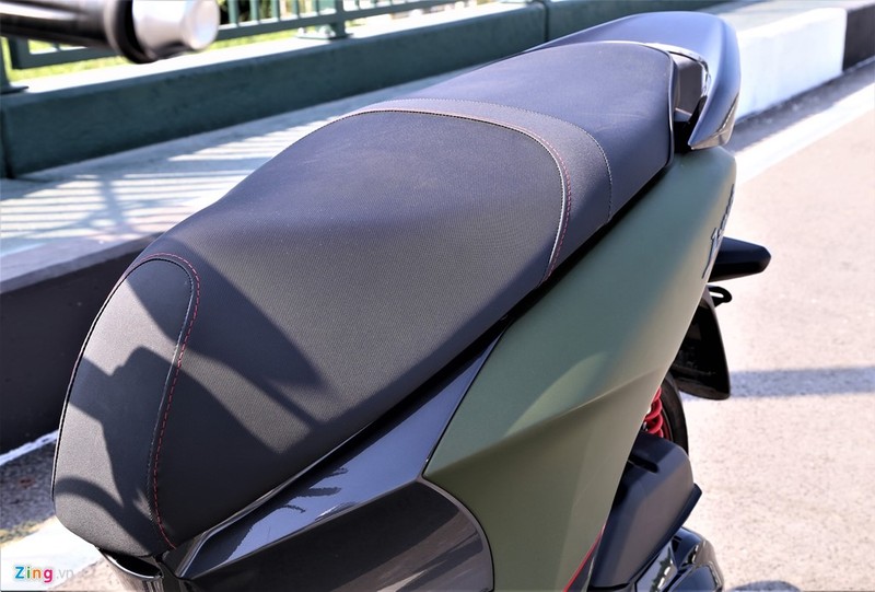 Yên xe nổi bật nhờ những đường chỉ khâu màu đỏ tương phản. Chiều cao tới yên chỉ770 mm, phù hợp với những người có chiều cao hạn chế. Yên xe nổi bật nhờ những đường chỉ khâu màu đỏ tương phản. Chiều cao tới yên chỉ770 mm, phù hợp với những người có chiều cao hạn chế.