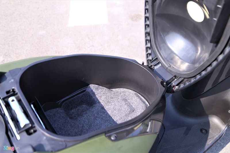 Cốp chứa đồ dung tích 4,6 lít, đủ chứa hai mũ bảo hiểm nửa đầu hoặc một mũ bảo hiểm 3/4. Cốp chứa đồ dung tích 4,6 lít, đủ chứa hai mũ bảo hiểm nửa đầu hoặc một mũ bảo hiểm 3/4.