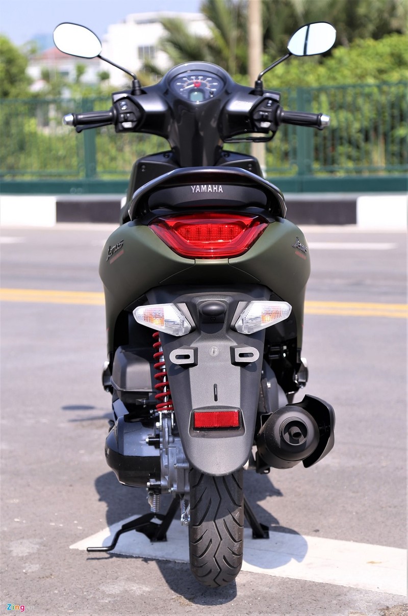 Phần đuôi xe nổi bật nhờ cụm đèn hậu LED và các đèn xi-nhan tách rời. Phần đuôi xe nổi bật nhờ cụm đèn hậu LED và các đèn xi-nhan tách rời.