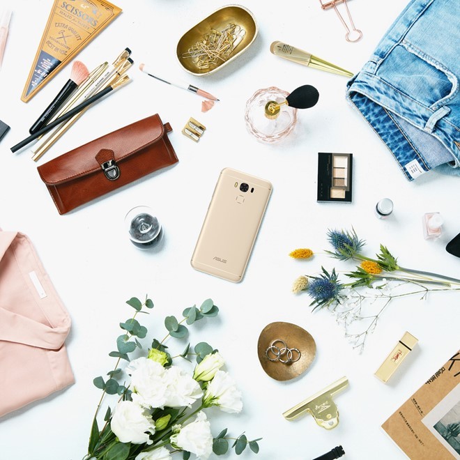 Tinh thần tràn đầy năng lượng của màu vàng ánh kim giúp phái đẹp thêm khí phách.