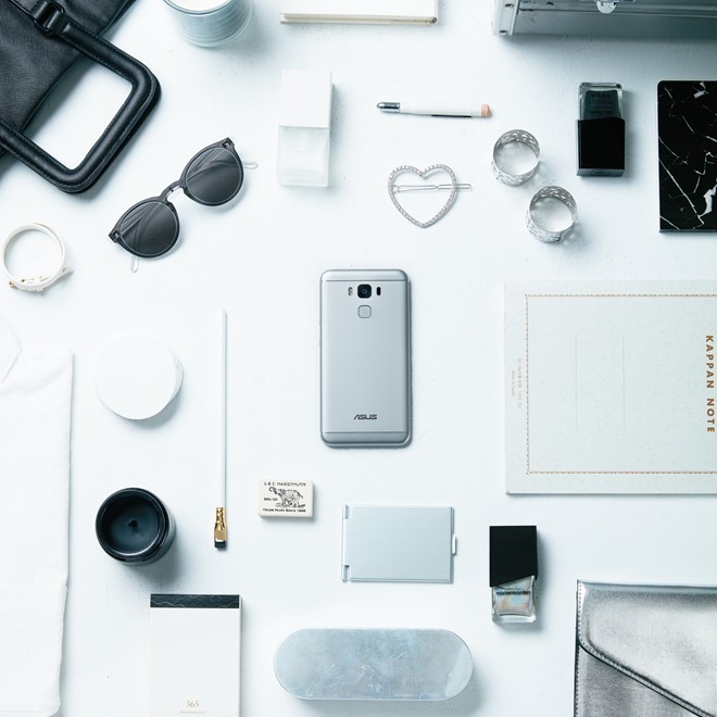 Smartphone màu bạc tinh tế là quà tặng cho cô nàng chuộng vẻ giản đơn, thanh lịch.