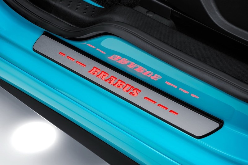 Bậc cửa còn khắc chữ Brabus. Các bàn đạp ga, phanh, chỗ nghỉ chân làm từ thép không gỉ.