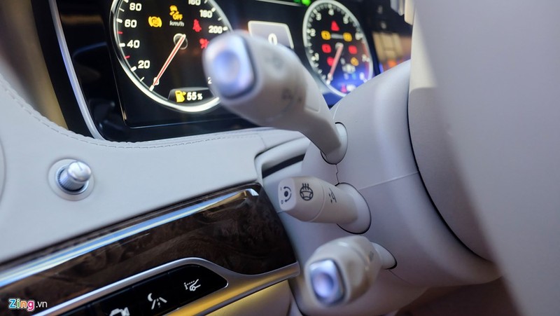 Tại Việt Nam, nội thất của Maybach S400 có 2 màu là đen và trắng kem. Tại Việt Nam, nội thất của Maybach S400 có 2 màu là đen và trắng kem.