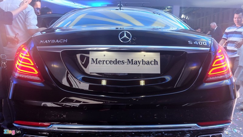Nếu nhìn kỹ có thể thấy kích thước của Maybach S400 được tinh chỉnh lại một chút, xe dài và rộng hơn giúp không gian nội thất bên trong được thoải mái. Nếu nhìn kỹ có thể thấy kích thước của Maybach S400 được tinh chỉnh lại một chút, xe dài và rộng hơn giúp không gian nội thất bên trong được thoải mái.