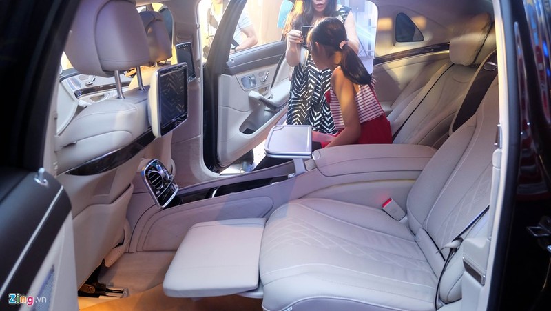 Hàng ghế sau dạng thương gia, có thể ngả tối đa về phía sau lên đến 43,5 độ, tích hợp đệm đỡ bắp chân, đỡ chân điều chỉnh điện cùng chức năng massage 6 chế độ, gồm 2 chế độ massage chườm đá nóng. Hàng ghế sau dạng thương gia, có thể ngả tối đa về phía sau lên đến 43,5 độ, tích hợp đệm đỡ bắp chân, đỡ chân điều chỉnh điện cùng chức năng massage 6 chế độ, gồm 2 chế độ massage chườm đá nóng.