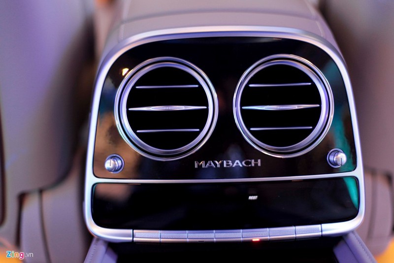 Phong cách thiết kế nội thất cơ bản giống S-Class với những đường viền liên tục, tạo cảm giác được bảo vệ. Phong cách thiết kế nội thất cơ bản giống S-Class với những đường viền liên tục, tạo cảm giác được bảo vệ.