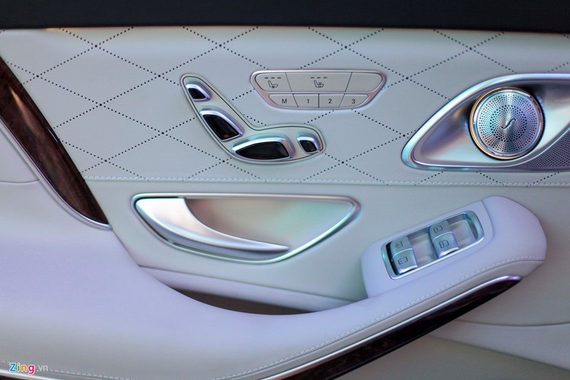 Hành khách có thể đổi màu đèn viền nội thất với 7 màu khác nhau, tùy theo tâm trạng. Dàn loa với những nét cách điệu thời trang. Hành khách có thể đổi màu đèn viền nội thất với 7 màu khác nhau, tùy theo tâm trạng. Dàn loa với những nét cách điệu thời trang.