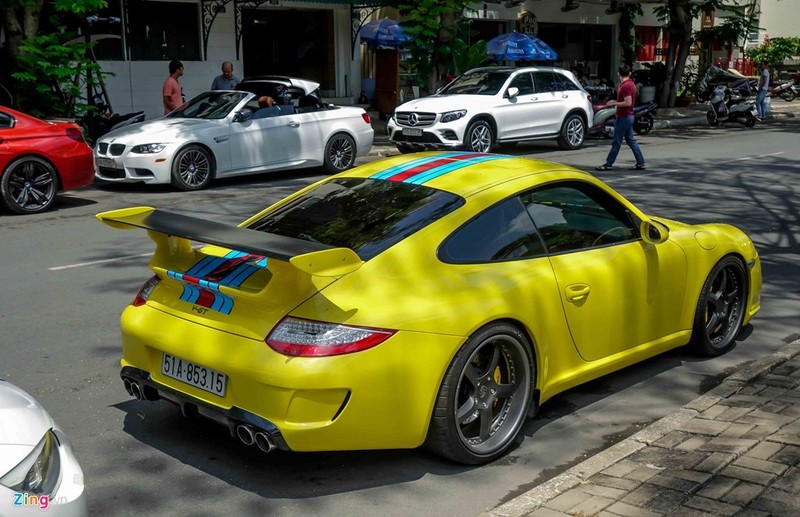 Phía bên kia đường là chiếc BMW M3 mui trần cùng mẫu Mercedes GLC - crossover hạng sang bán chạy nhất tại Việt Nam. Phía bên kia đường là chiếc BMW M3 mui trần cùng mẫu Mercedes GLC - crossover hạng sang bán chạy nhất tại Việt Nam.