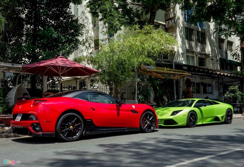 Hàng loạt siêu xe cùng xuất hiện tại góc phố này thu hút sự chú ý của nhiều người, trong đó đáng chú ý nhất là chiếcLamborghini Murcielago LP640 màu xanh cốm độc nhất Việt Nam và Ferrari California từng thuộc sở hữu của thiếu gia Đỗ Bình Dương. Hàng loạt siêu xe cùng xuất hiện tại góc phố này thu hút sự chú ý của nhiều người, trong đó đáng chú ý nhất là chiếcLamborghini Murcielago LP640 màu xanh cốm độc nhất Việt Nam và Ferrari California từng thuộc sở hữu của thiếu gia Đỗ Bình Dương.