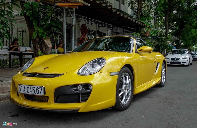 Một chiếc Porsche Boxster đời cũ được độ thân vỏ với cản trước bằng sợi carbon hầm hố, bổ sung đèn định vị. Một chiếc Porsche Boxster đời cũ được độ thân vỏ với cản trước bằng sợi carbon hầm hố, bổ sung đèn định vị.