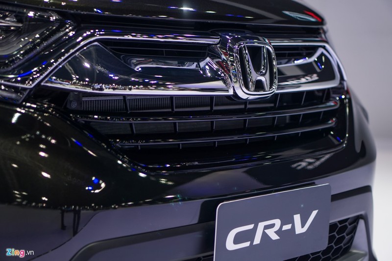 Lưới tản nhiệt của Honda CR-V 2017 mang đậm phong cách của "người anh em" Civic 2017. Đây được đánh giá là cách thống nhất hình ảnh thương hiệu mà nhiều hãng xe đang áp dụng, điển hình như Toyota. Lưới tản nhiệt của Honda CR-V 2017 mang đậm phong cách của "người anh em" Civic 2017. Đây được đánh giá là cách thống nhất hình ảnh thương hiệu mà nhiều hãng xe đang áp dụng, điển hình như Toyota.