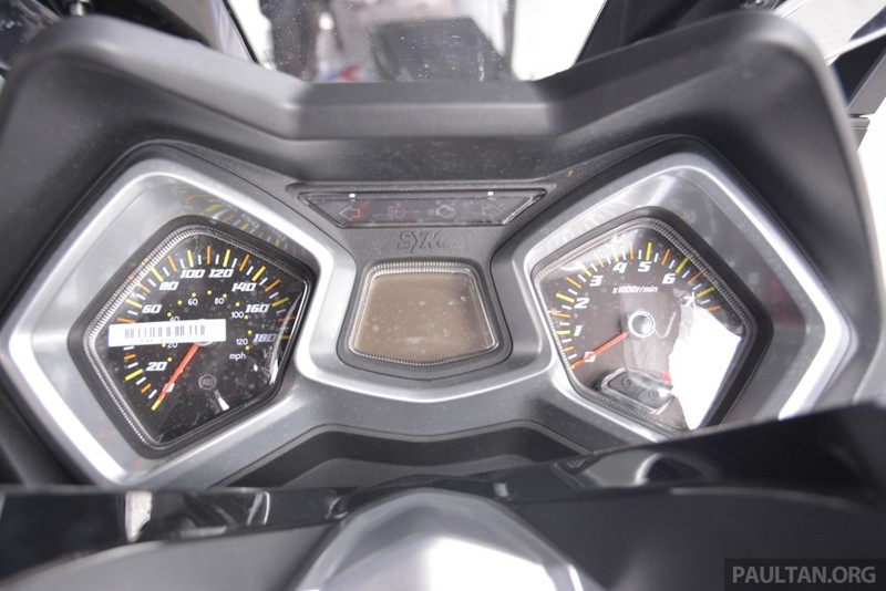 Cụm đồng hồ hiển thị kết hợp dạng analog và điện tử. Mẫu xe tay ga này có đồng hồ hiển thị vòng tua máy.