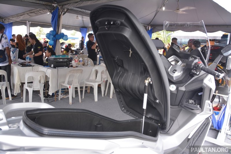 Yên xe có thể đẩy lên tự động nhờ gắn thêm hệ thống đẩy thủy lực. Cốp chứa đồ dưới yên xe rộng, đủ sức chứa 2 mũ bảo hiểm.