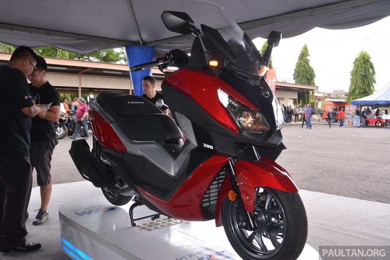 Cruisym 300i 2017 có trọng lượng khoảng 198 kg, khá nặng dù xe được thiết kế với trọng tâm thấp để dễ điều khiển. Dòng xe này bán tại thị trường Malaysia với 3 màu sơn tùy chọn trắng, đỏ và xám.