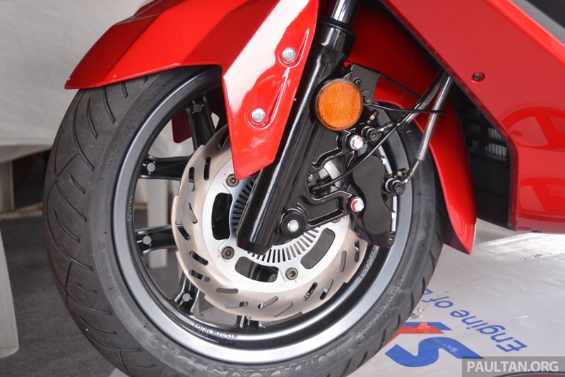 Giá bán của xe hiện chưa được công bố, tuy nhiên đối thủ cạnh tranh trực tiếp của xe là Kawasaki J300 đang được bán ra với giá khoảng 7.117 USD tại Malaysia.