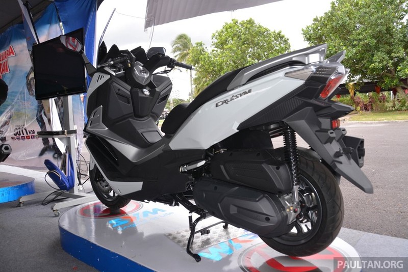 Mẫu maxiscooter này trang bị giảm xóc ống lồng thủy lực phía trước và trụ lò xo đôi phía sau. Trang bị an toàn gồm hệ thống phanh đĩa trước sau, đường kính lần lượt 260 mm và 240 mm.