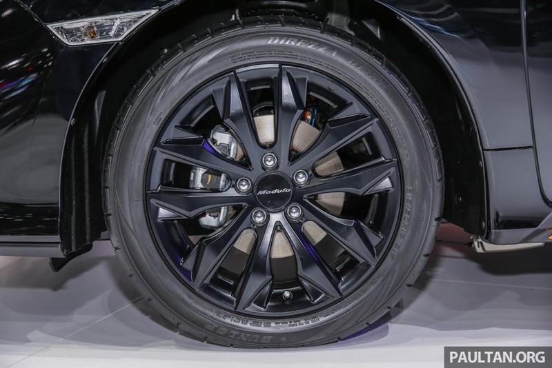 Mui phía sau xe được trang bị cánh gió nhỏ, trong khi cánh gió gắn liền với cụm đèn hậu vẫn giữ nguyên. Với gói bodykit Modulo, người dùng có thể lựa chọn bộ la-zăng 17 inch thiết kế độc đáo, cùng bộ lốp kích thước 215/50.