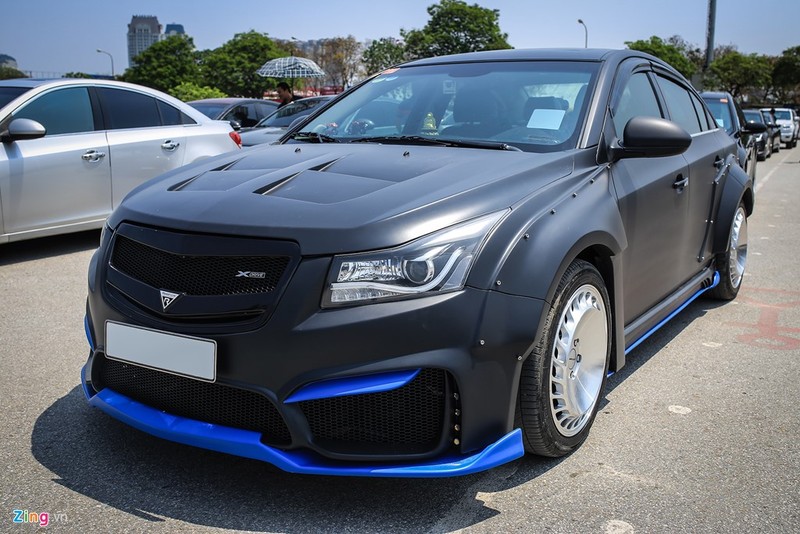 Nhiều chiếc Cruze được chủ xe cá tính hóa theo phong cách riêng, chủ yếu tác động đến dàn vỏ xe. Chiếc Cruze này trang bị bodykit khiến diện mạo hầm hố hơn, cản trước, khuếch tán gió hay nắp ca pô... đều mang phong cách mới.